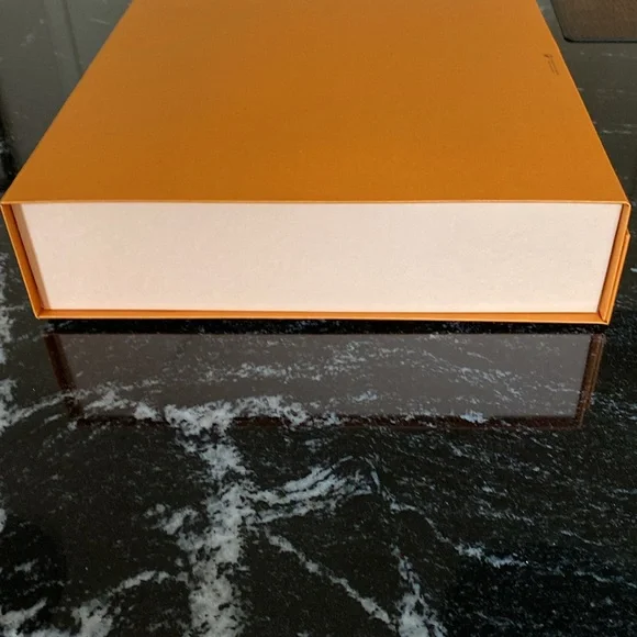 Louis Vuitton Signature Magnetic Box Set with LV Bow and LV Card Inserts - Picture 10 of 12